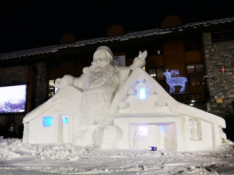 Kerstmannenhuis in de sneeuw