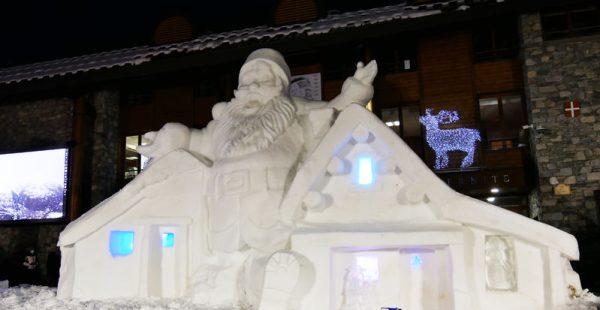 Kerstmannenhuis in de sneeuw