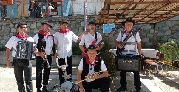 Fanfare in de straten van Valloire - Bergcocktails