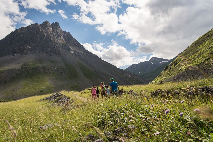 Afdaling naar de Vallon de la Lauzette vanaf Colomban Noir - Wandelroute