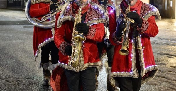 Wandelende kerstfanfare