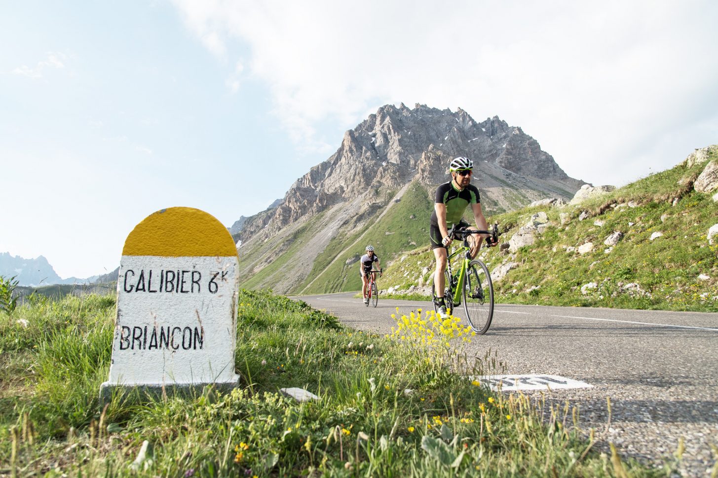 Montée du Col du Galibier en vélo au levée du jour à Valloire