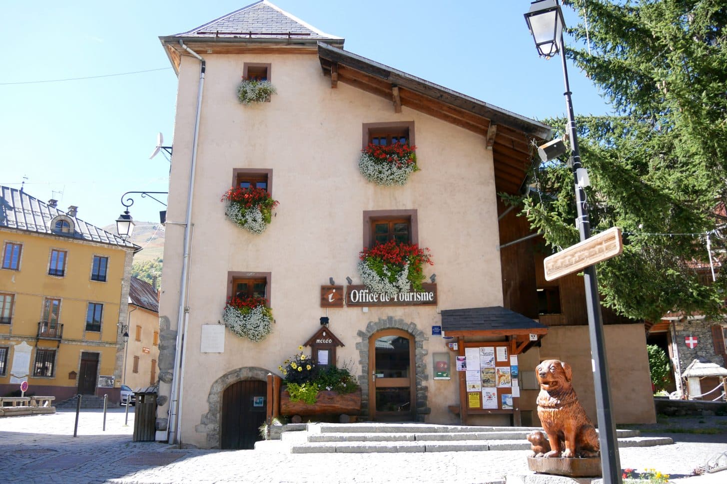 Façade fleurie de l'Office de Tourisme de Valloire