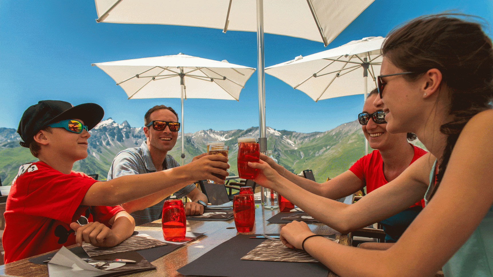 Boire un coup en famille avec vue sur les montagnes