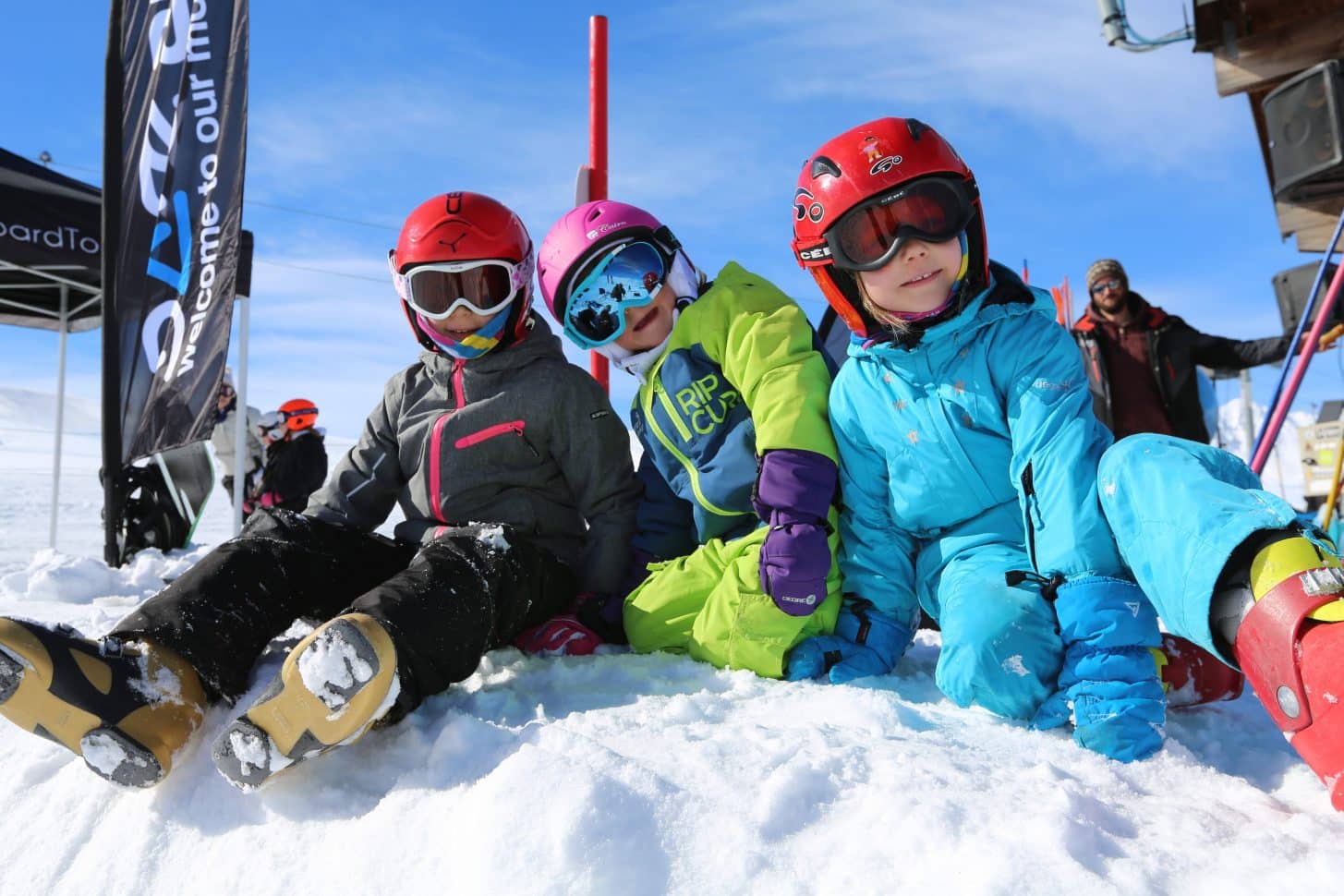 enfants à valloire en combinaison de ski