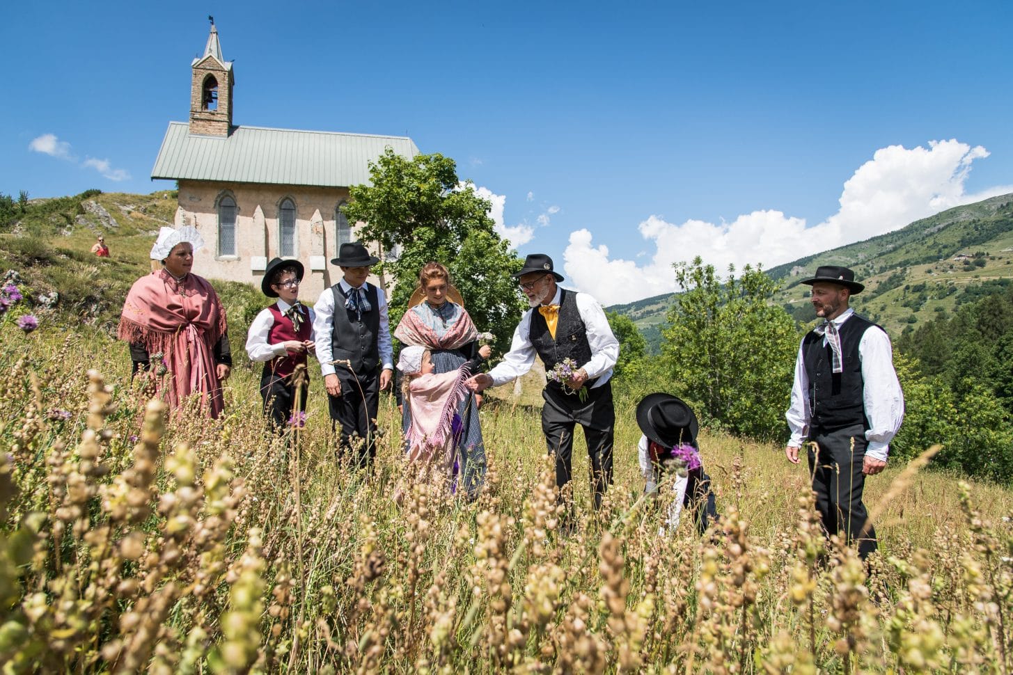 Valloire autrefois : famille en costume d'époque et chapelle