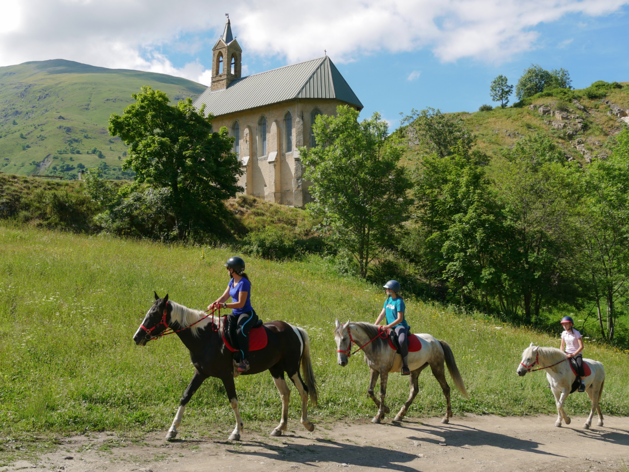 une famille en balade à cheval à Valloire à 1430 mètre d'altitude