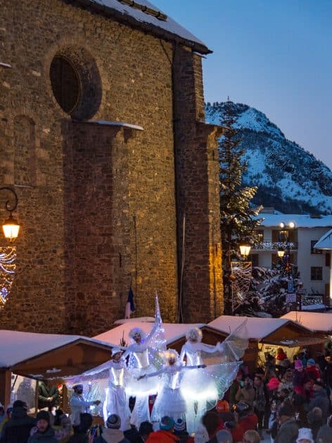 noel-magique-valloire-animations-échasses-hiver